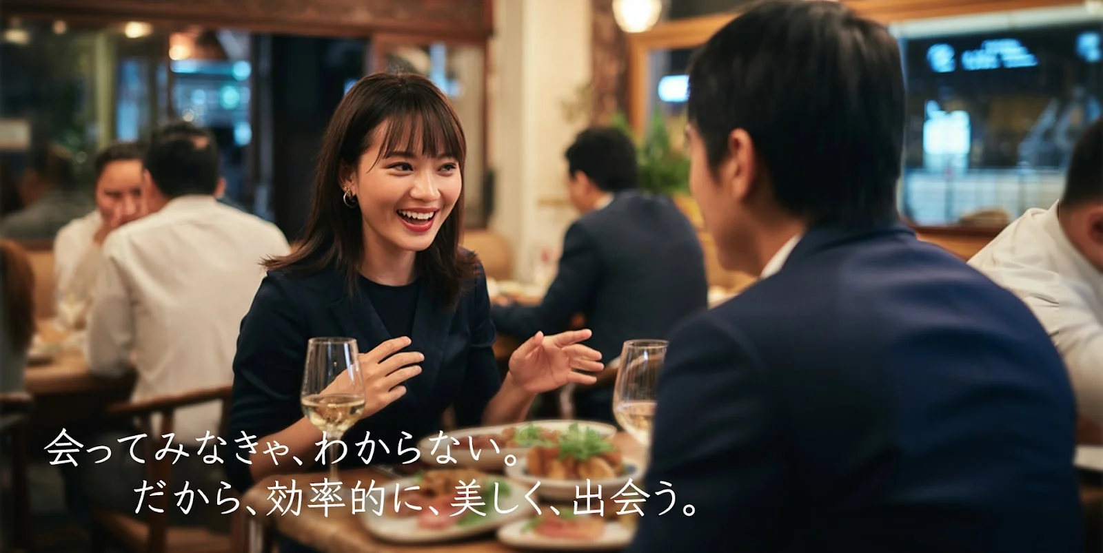 レストランで男女が笑顔で会話を楽しんでいる様子