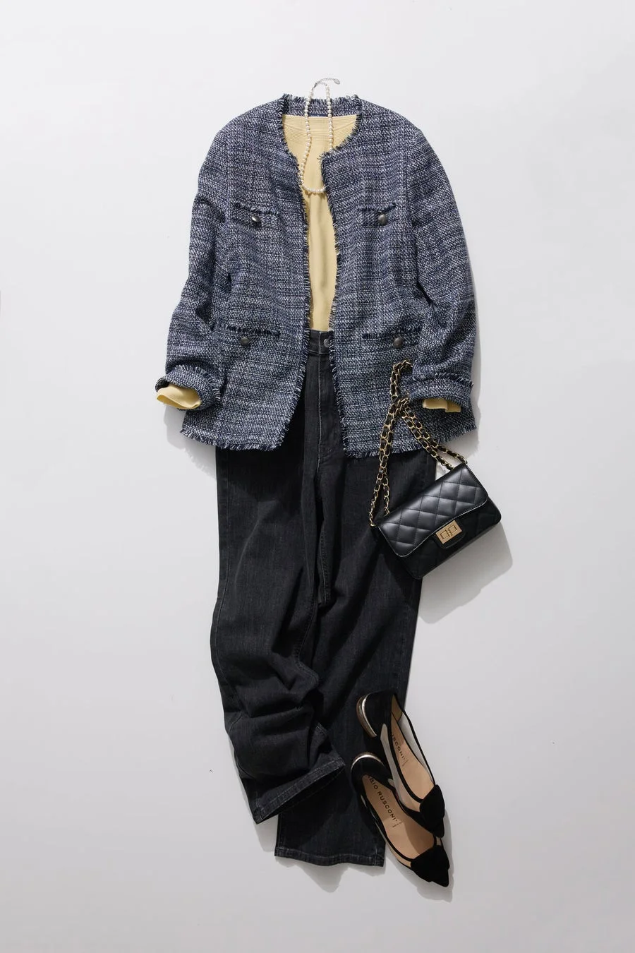 紺色のツイードジャケットを主役にしたきれいめカジュアルな女性用コーディネート