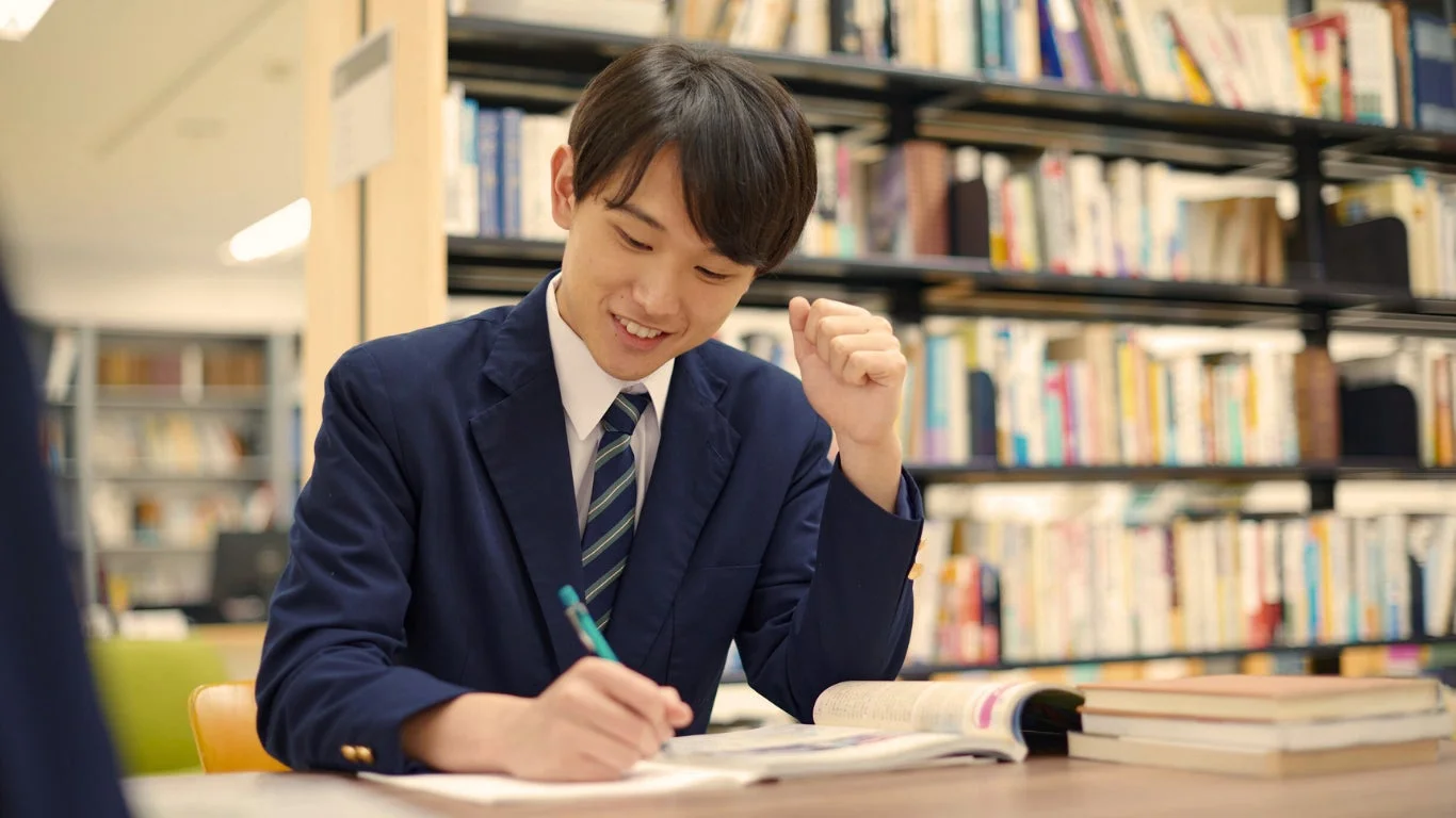 図書館で勉強する学生