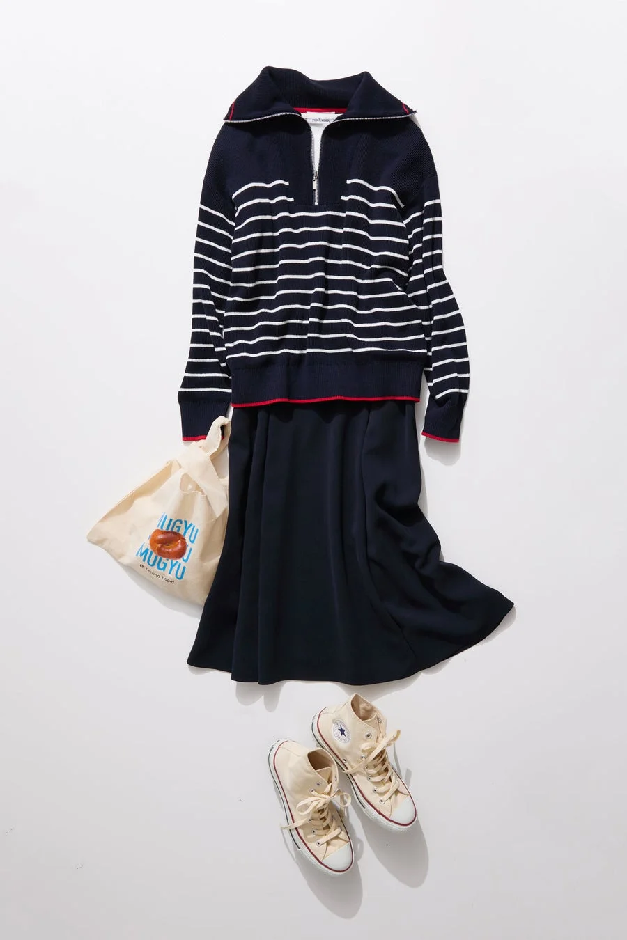 ネイビーと白のボーダー柄ハーフジップニットに、ネイビーのフレアスカートを合わせたカジュアルなコーディネート