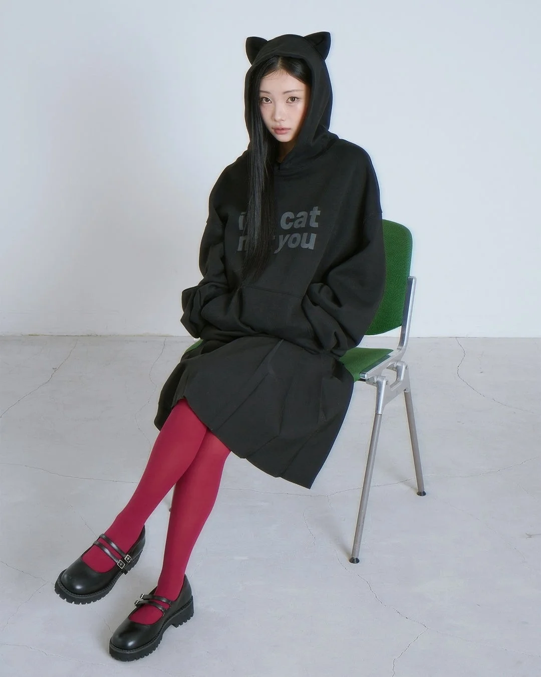 猫耳パーカーの女性