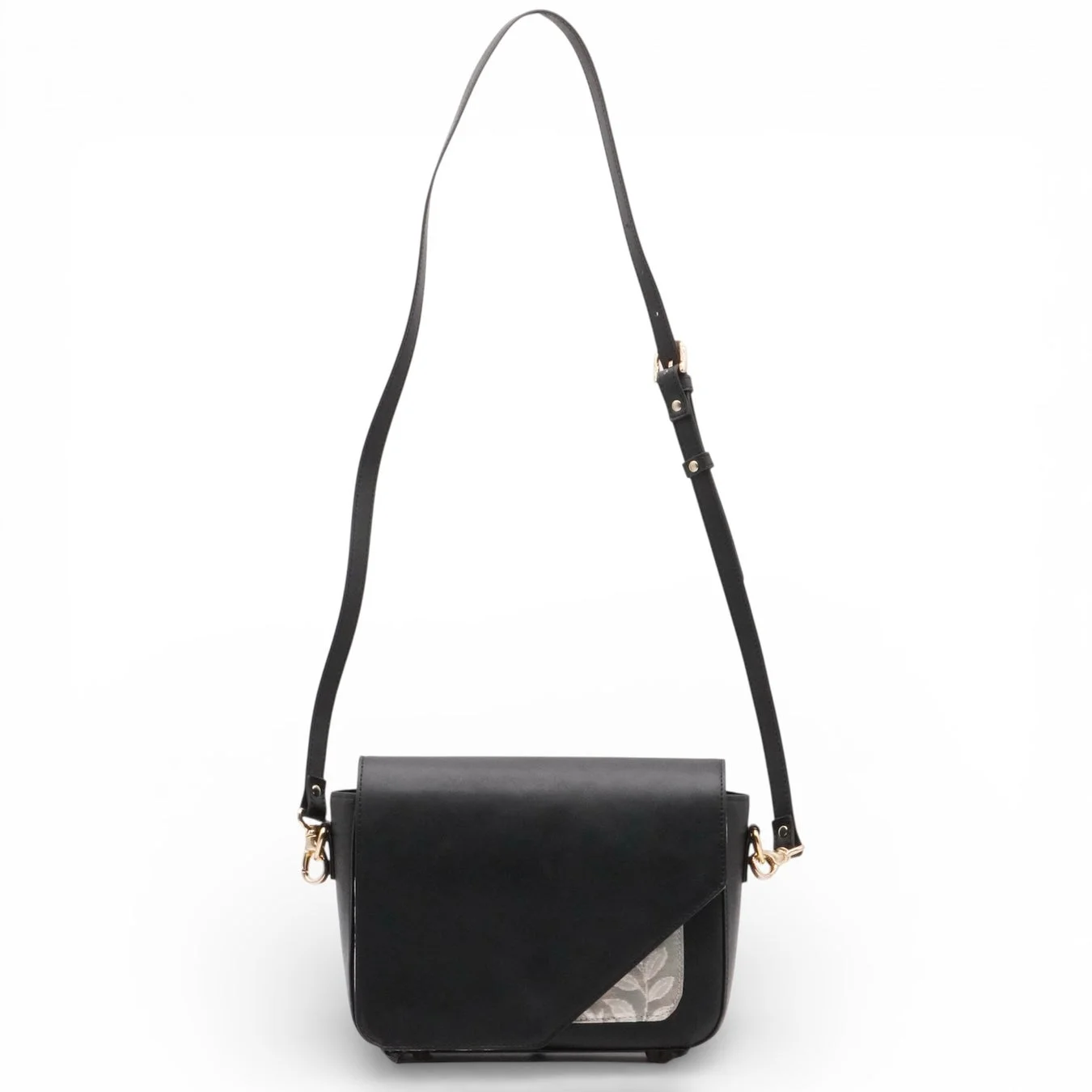 白い背景に吊るされた黒いショルダーバッグの画像です。シンプルなデザインで、バッグの右下部分に植物の葉の模様が施されています。