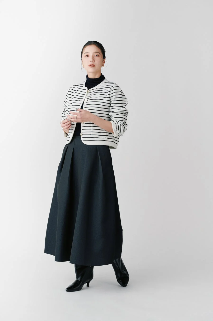 ゴールドボタンニットジャケットの着こなし