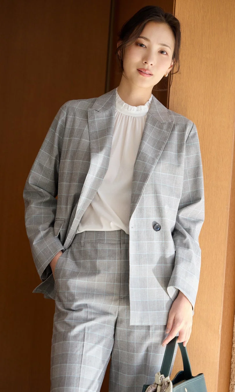 グレンチェックのスーツを着た女性